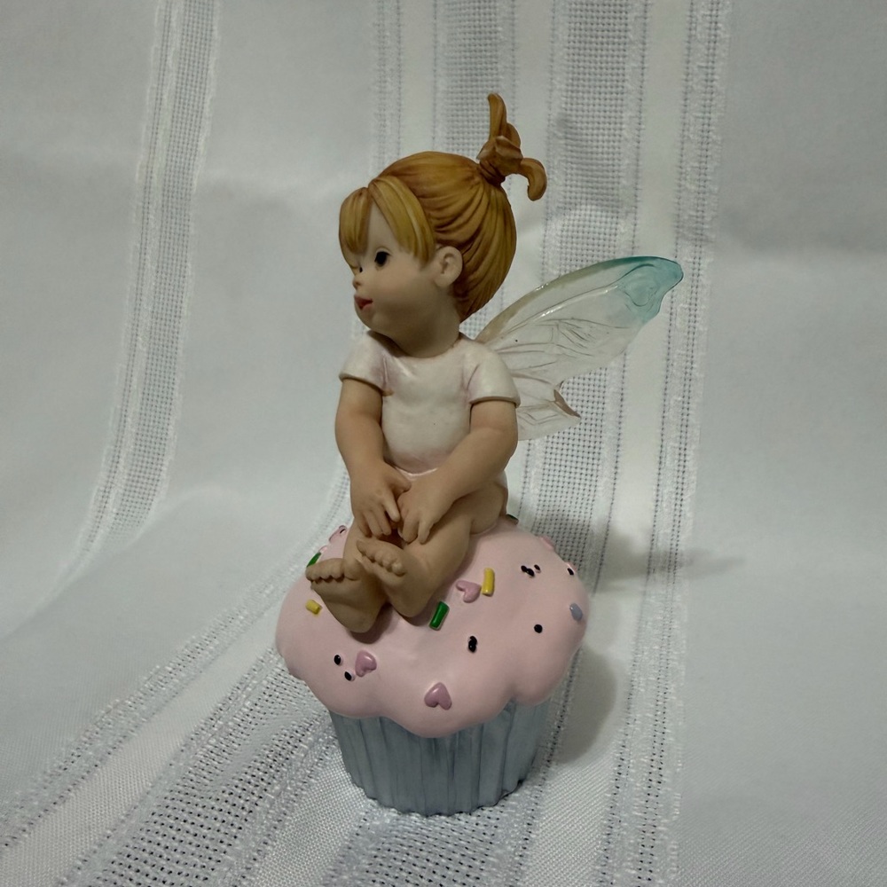 My Little Kitchen Fairies "Cupcake Sweetie Fairie" 2002 # 106957- small chip - Picture 4 of 6